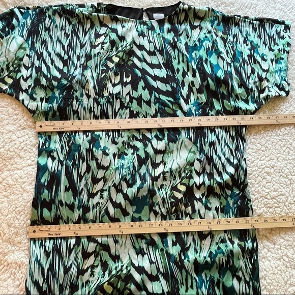 NWOT Chico’s size 2 Feather-Print Satin Shift Dress STYLE: 570307253. (2=12) - Picture 8 of 10